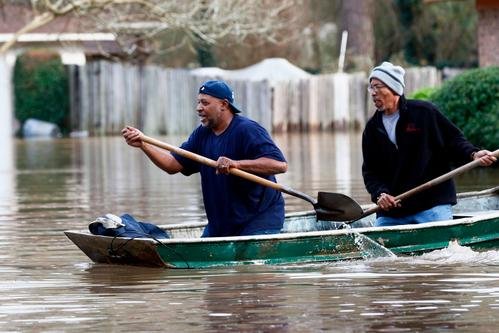 Jackson Mississippi flooding prompts residents to use a makeshift rowboat.
