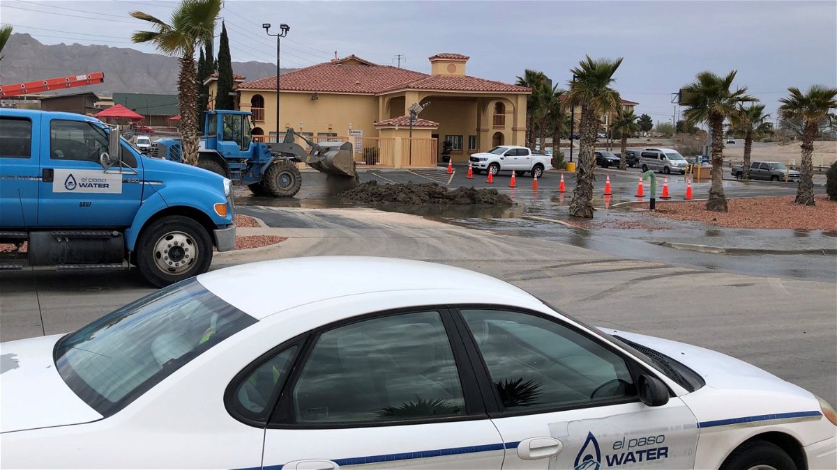 El Paso Water crews work to repair a ruptured wastewater main along Sunland Park.