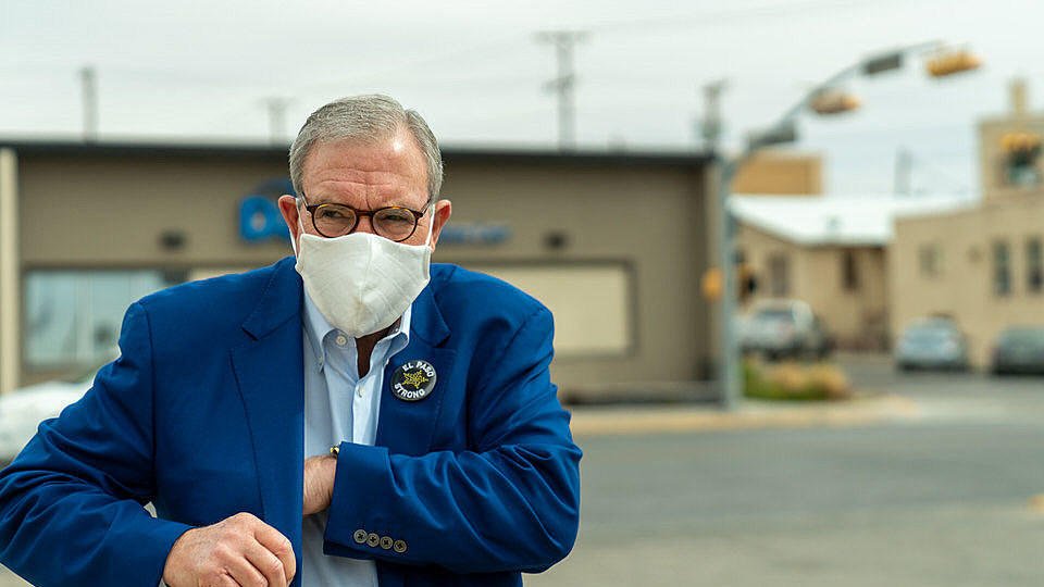El Paso Mayor Dee Margo wears a face mask during the coronavirus pandemic.