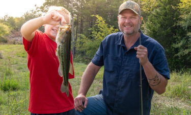 blake-shelton-fishing