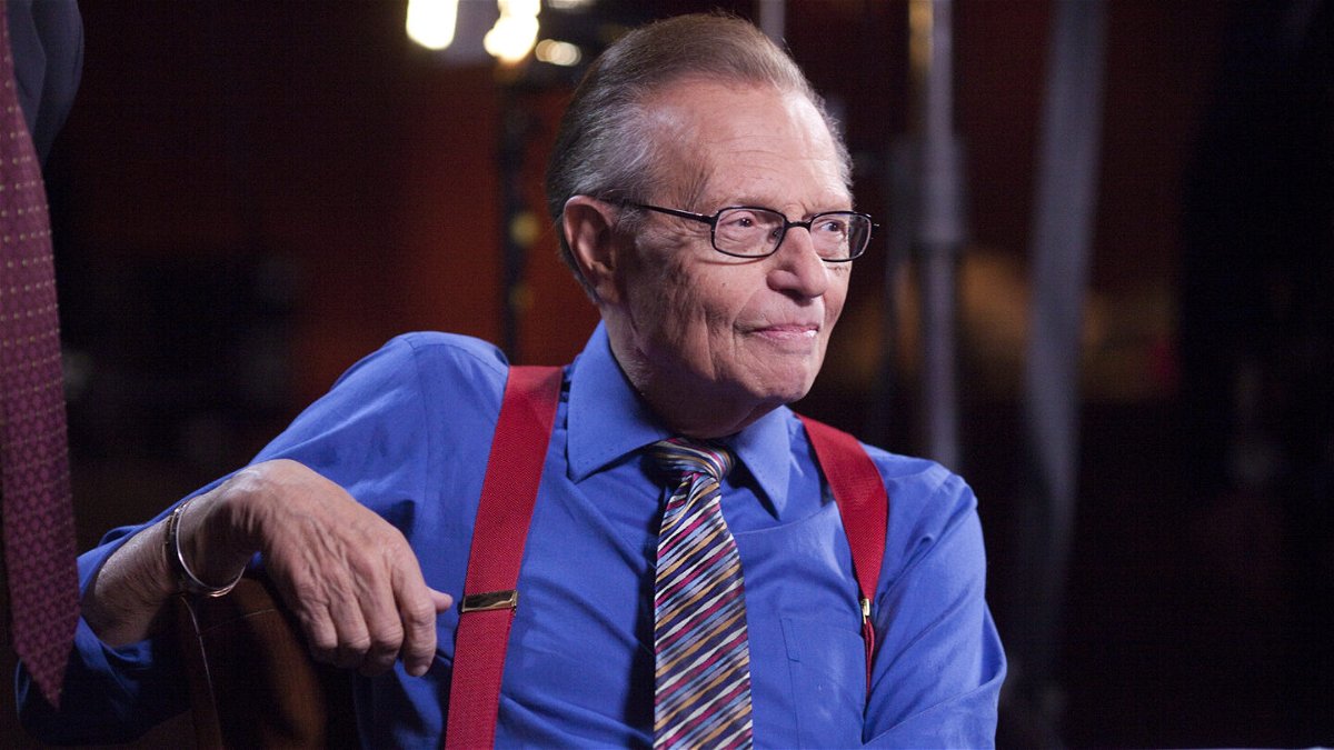 Larry King conducting an interview in 2010.