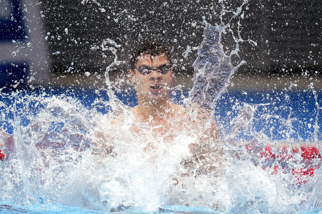 Evgeny Rylov of the Russian Olympic Committee celebrates after winning the final of the men's 100-meter backstroke final .