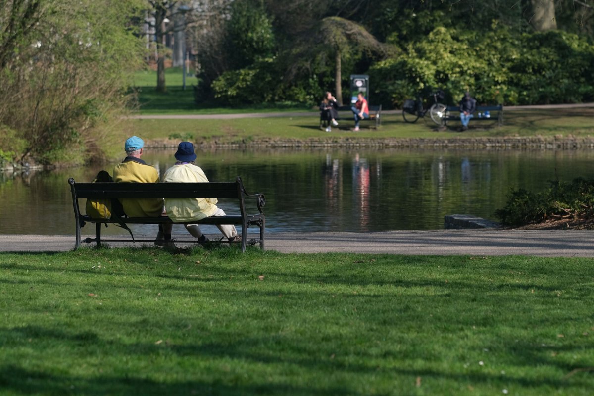 <i>Yuriko Nakao/Getty Images</i><br/>The ultimate niksen: A couple sits on a bench in front of a pond at Wilhelminapark in Utrecht