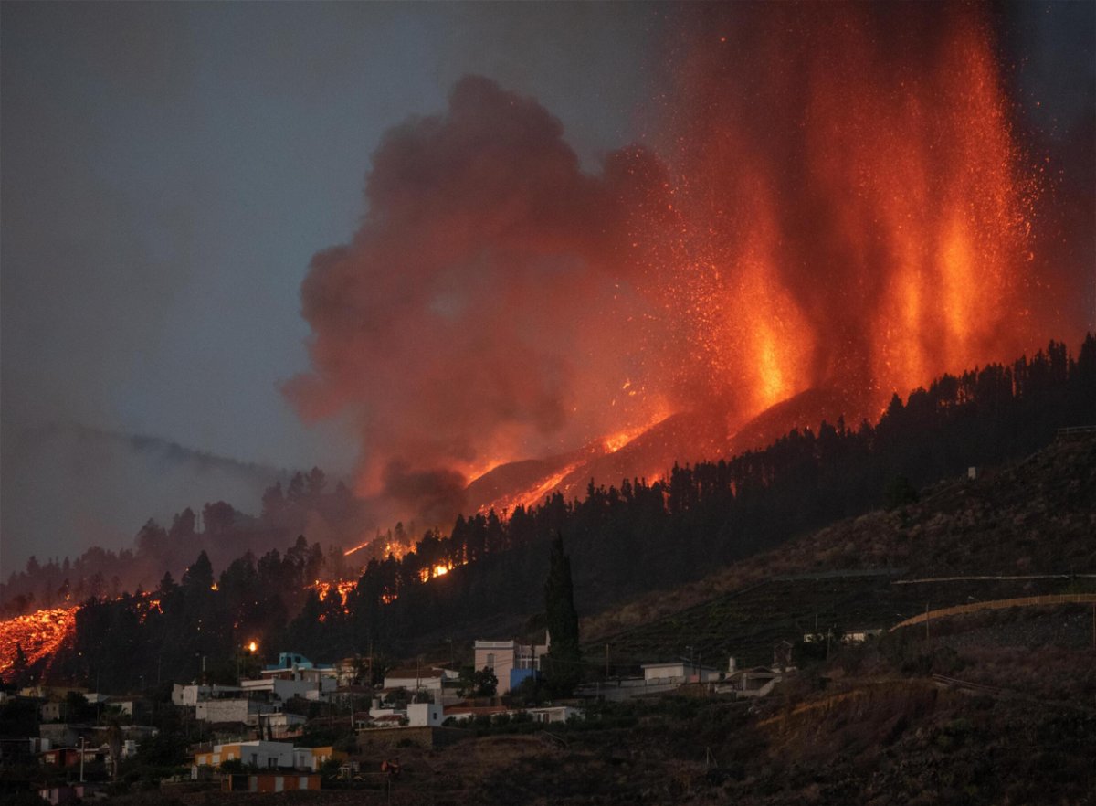 <i>Desiree Martin/AFP/Getty Images</i><br/>Mount Cumbre Vieja erupts in El Paso