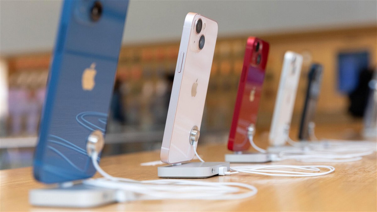 <i>Stanislav Kogiku/SOPA Images/LightRocket via Getty Images</i><br/>The biggest US tech companies logged major losses on Tuesday. Smartphones are here displayed inside an Apple Store in Omotesando