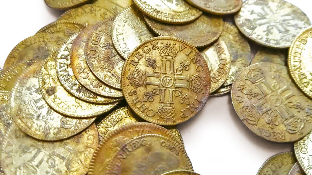 <i>Ivoire Angers/Deloyes</i><br/>Three builders discovered a stash of 239 century gold coins at a manor in Plozévet