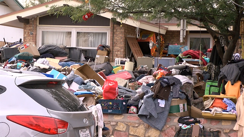 Overflowing junk in northeast El Paso yard is cleaned up by city crews ...