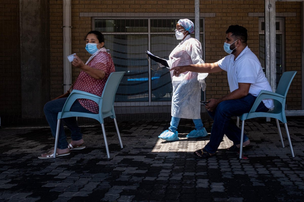 <i>EMMANUEL CROSET/AFP/AFP via Getty Images</i><br/>People queue for a PCR Covid-19 test at the Lancet laboratory in Johannesburg on November 30.