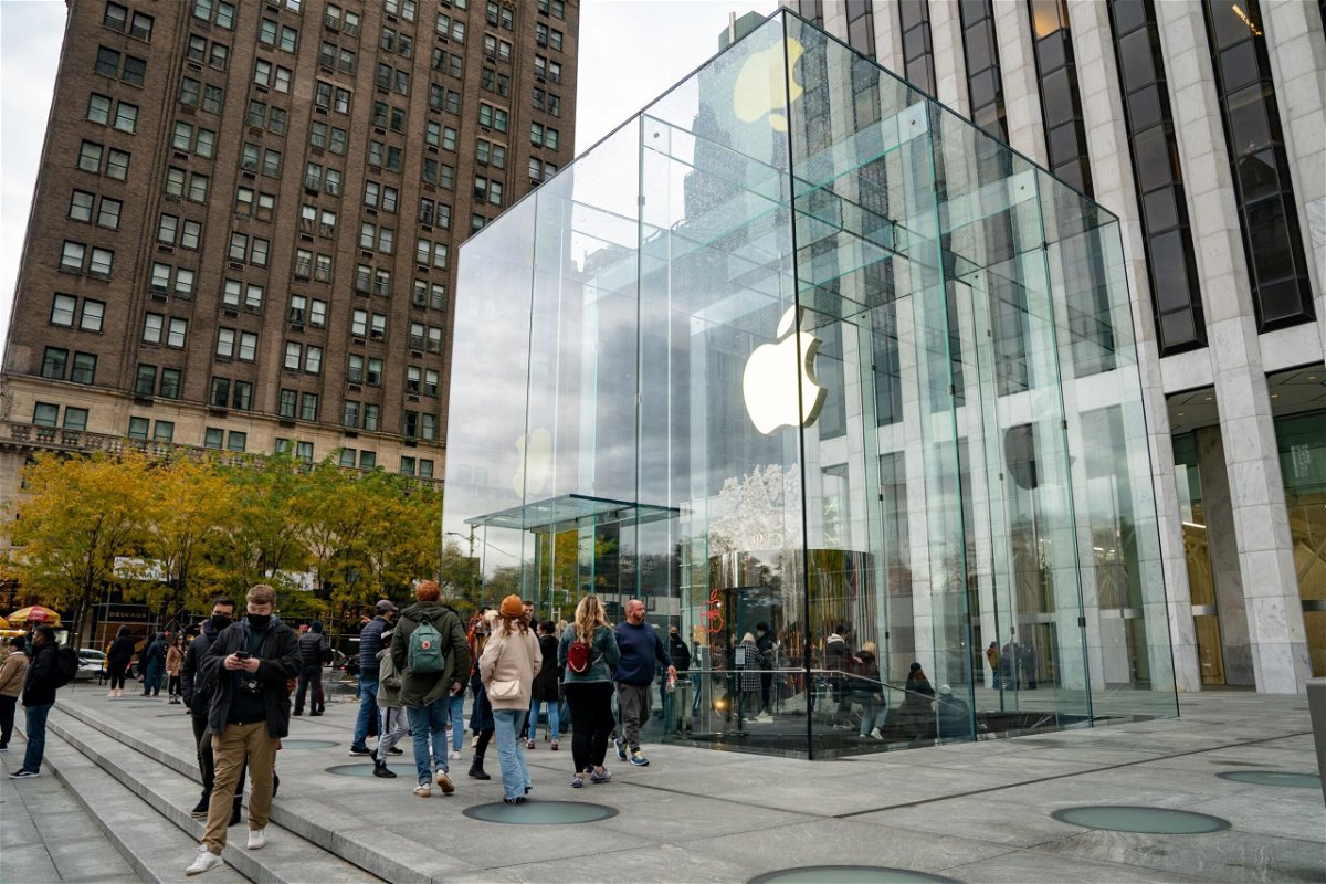 <i>David 'Dee' Delgado/Bloomberg/Getty Images</i><br/>Apple closes all New York stores to browsing as Omicron cases surge.