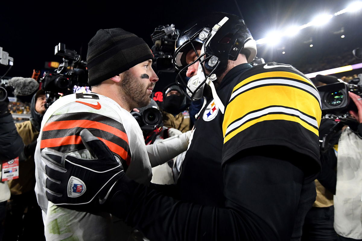 <i>Joe Sargent/Getty Images</i><br/>Roethlisberger talks with Mayfield after the game.