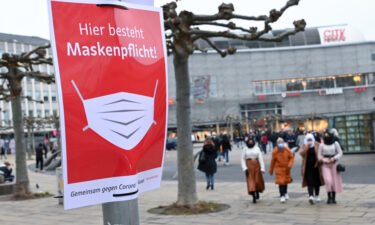 A sign in the German city of Kassel reminds people to wear a mask.