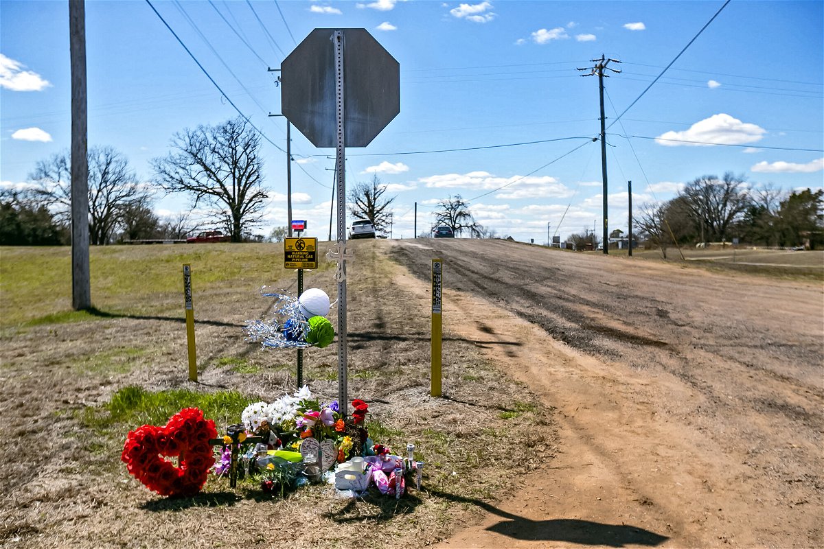 <i>Nathan J Fish/The Oklahoman/AP</i><br/>A memorial was set up for the high school students who died Tuesday.