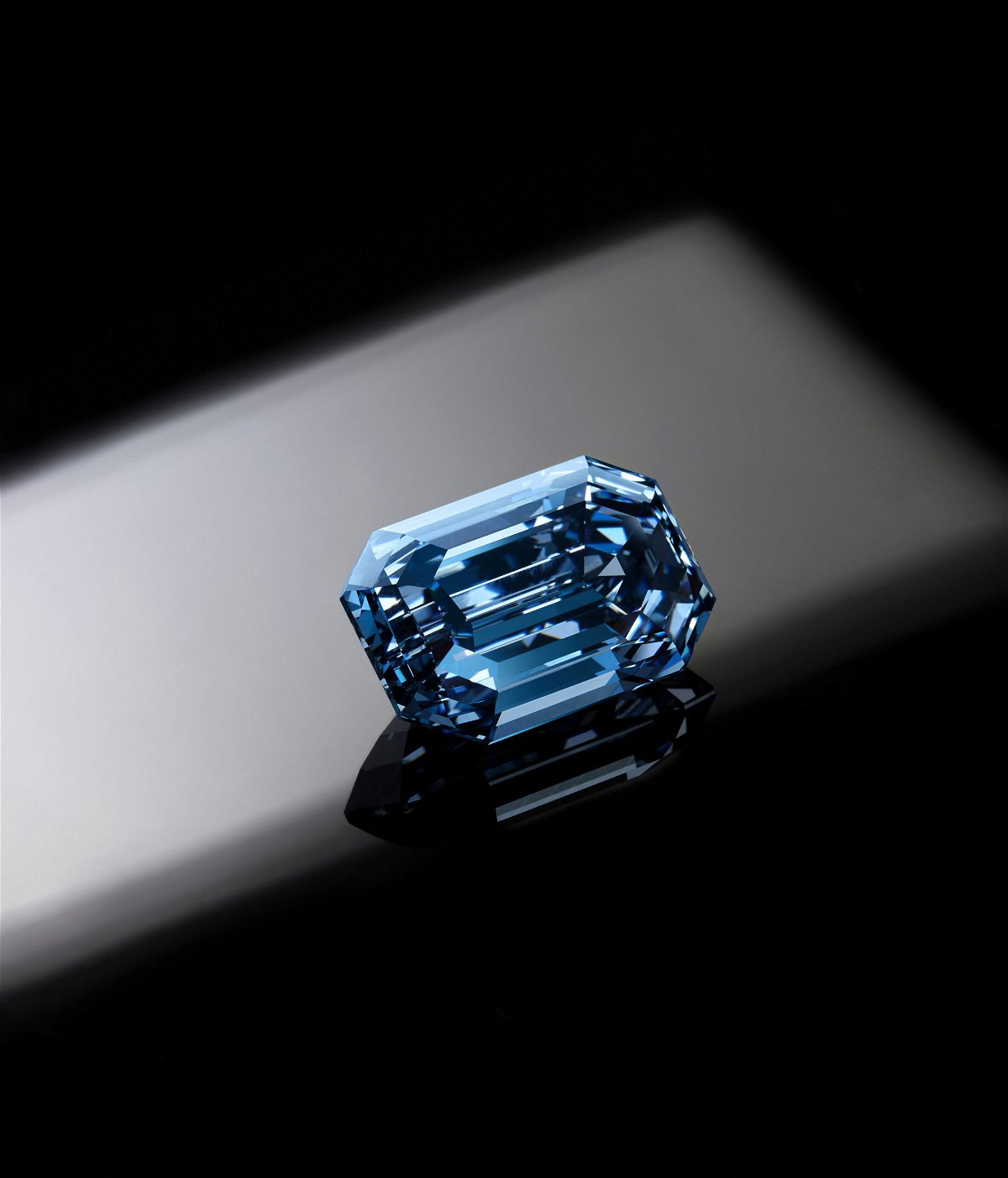 <i>Sotheby's/De Beers/Diacore</i><br/>The world's largest blue diamond ever to come to auction has sold for 450