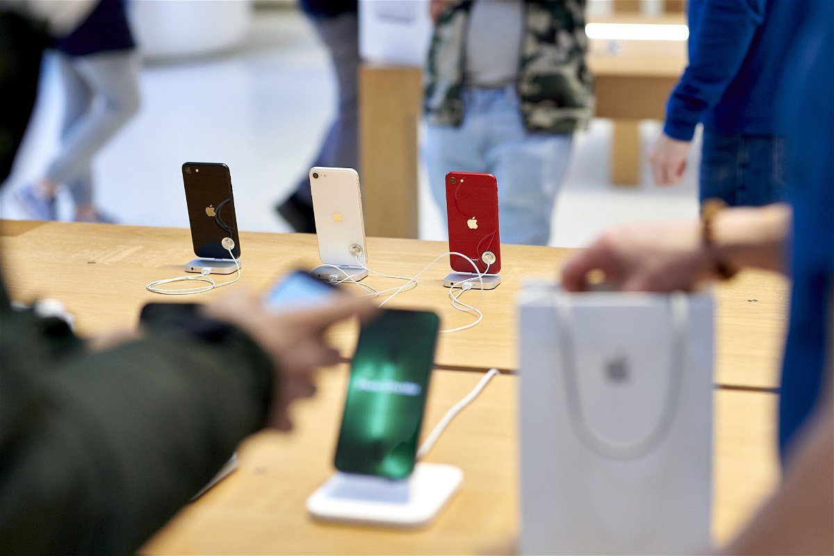 <i>Gabby Jones/Bloomberg/Getty Images</i><br/>Apple iPhone SE 3 smartphones during the sales launch at the Apple Inc. flagship store in New York
