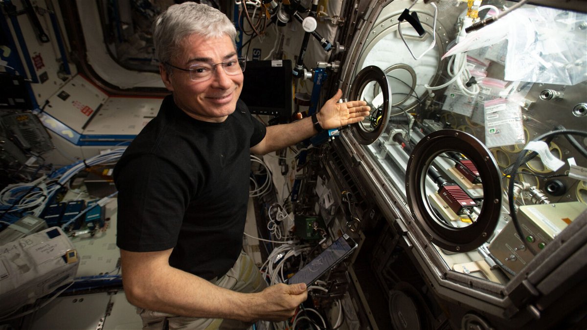 <i>NASA</i><br/>NASA astronaut and Expedition 66 Flight Engineer Mark Vande Hei sets up hardware inside the Microgravity Science Glovebox for the InSPACE-4 space physics experiment.