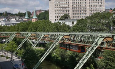 The Wuppertal suspension railway is able to bypass obstacles like roads and waterways.