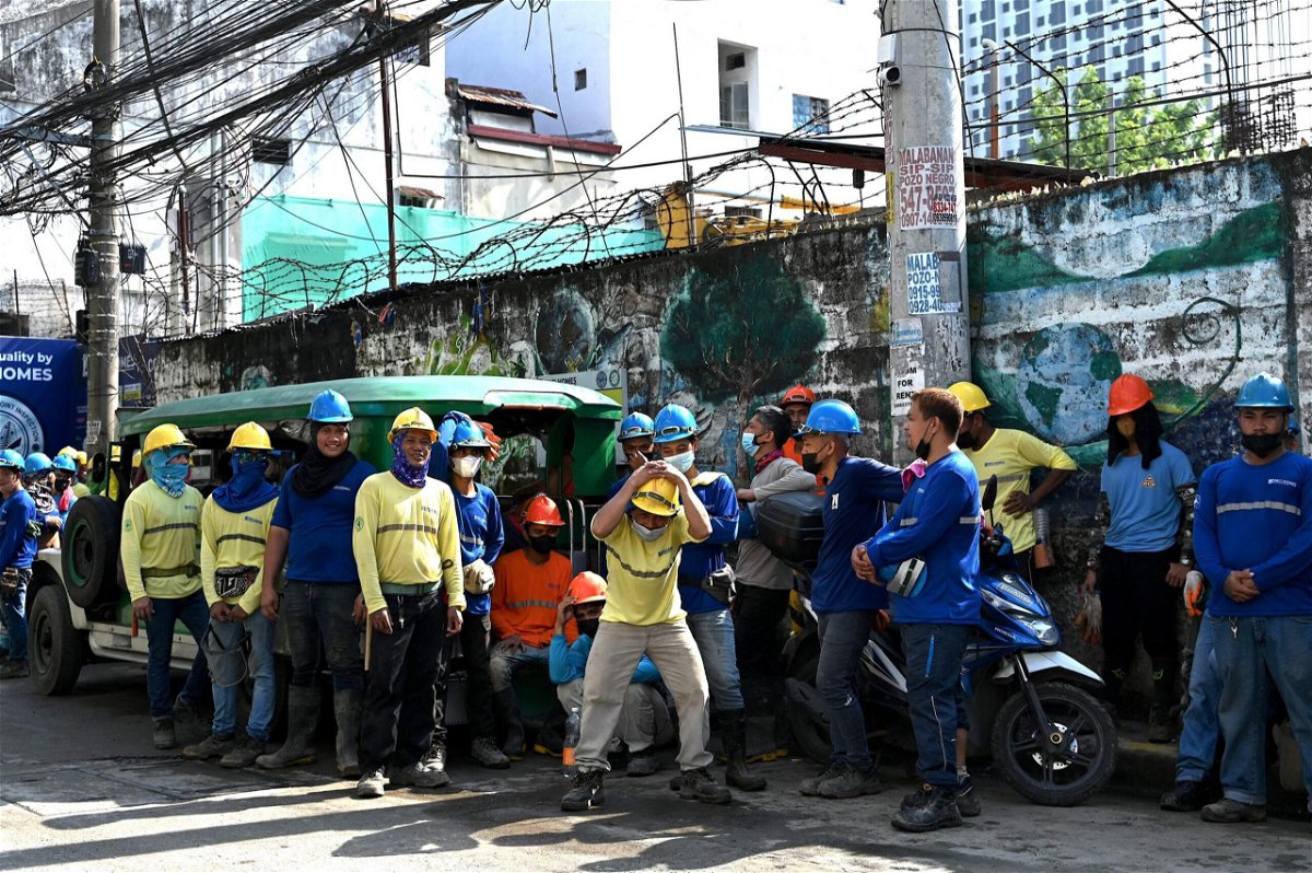 <i>Jam Sta Rosa/AFP/Getty Images</i><br/>Construction workers evacuate a building after a 7.1-magnitude earthquake