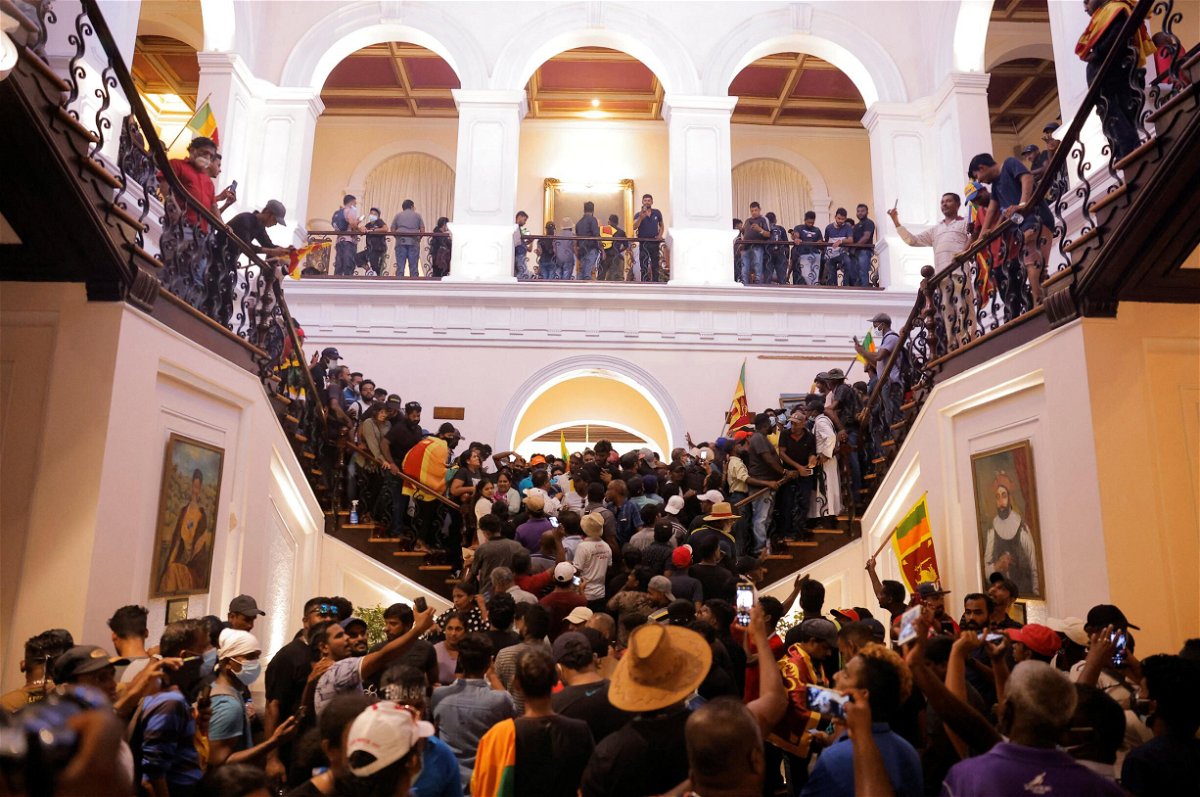 <i>Dinuka Liyanawatte/Reuters</i><br/>Demonstrators protest inside the President's House