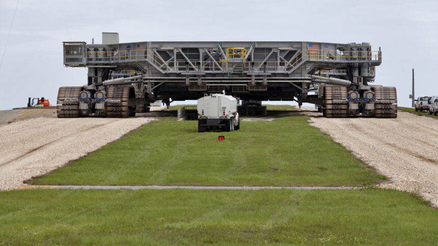 Nasas Mega Moon Rocket Arrives At Launchpad Ahead Of Liftoff Kvia