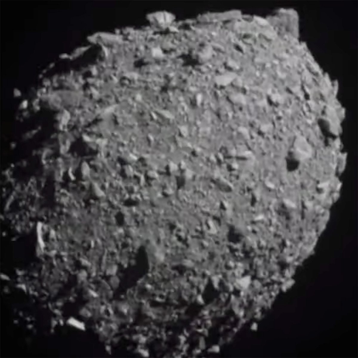 A detailed view of Dimorphos can be seen seconds before the DART spacecraft hit the asteroid.