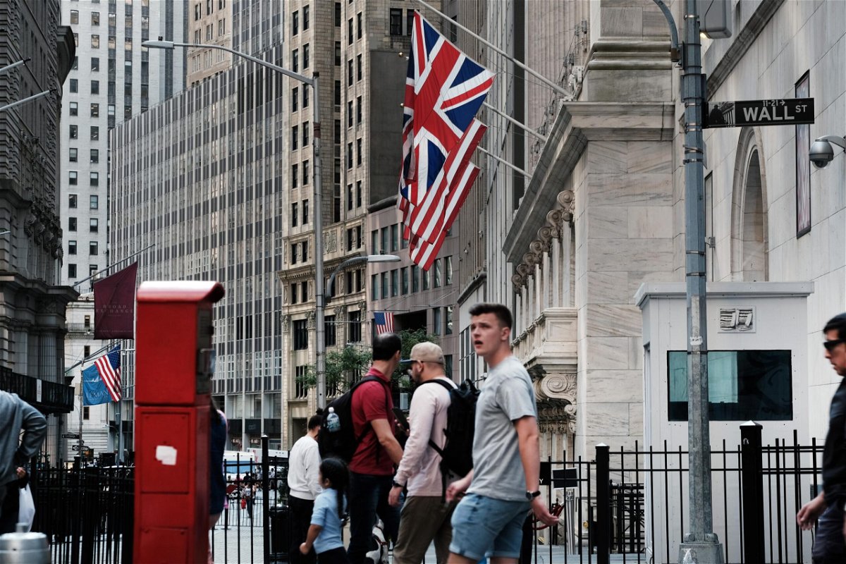 <i>Spencer Platt/Getty Images</i><br/>Anxious investors are piling into hedge funds. People are pictured here walking by the New York Stock Exchange (NYSE) on September 16