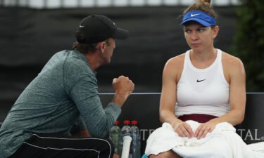 Simona Halep talks with her former coach Darren Cahill during a match in 2020.