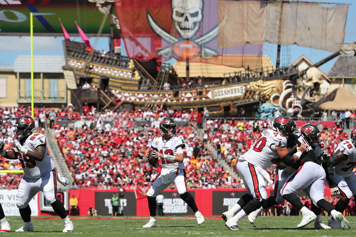 <i>Cliff Welch/Icon Sportswire/Getty Images</i><br/>Brady looks for an open receiver during the game against the Falcons.