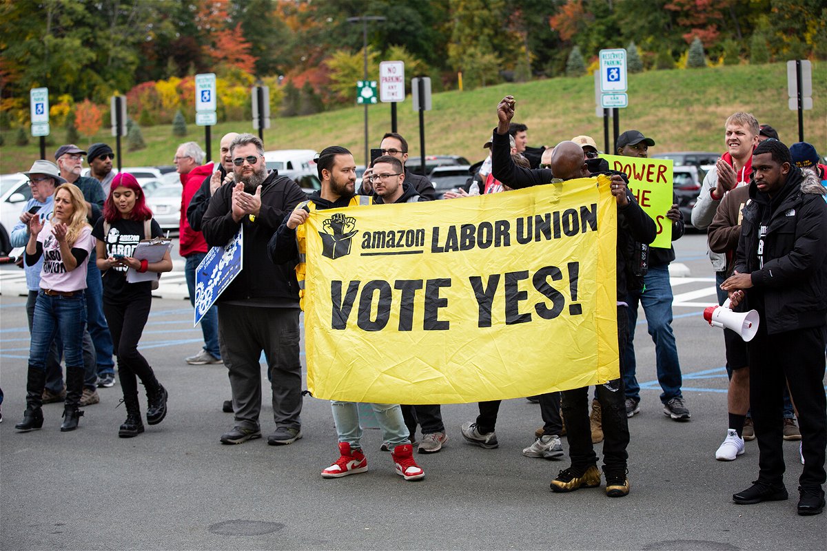 <i>Karla Coté/Sipa/Associated Press</i><br/>Amazon Labor Union members rallied at the ALB1 Warehouse in Schodack