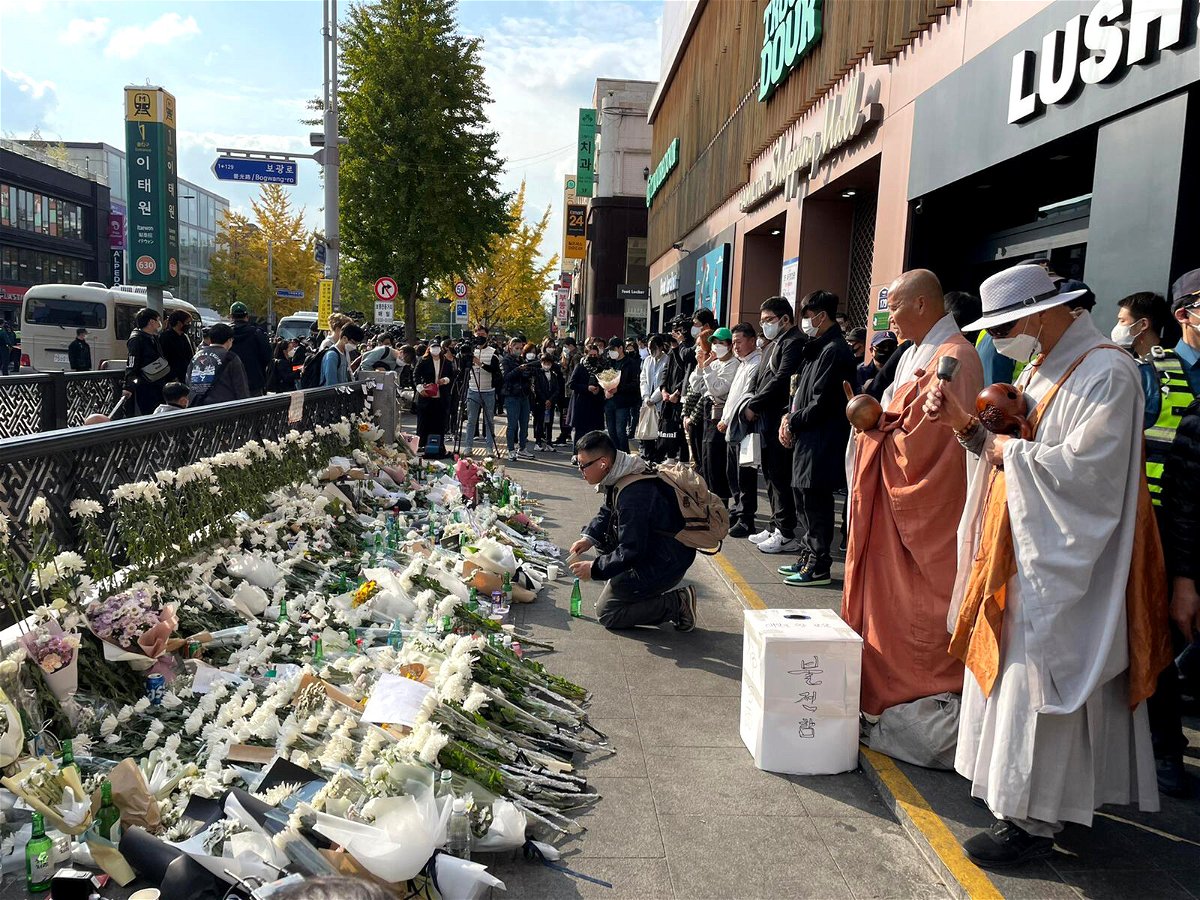 Mourners pay tribute for victims of the deadly Halloween crowd surge in Seoul on October 31.