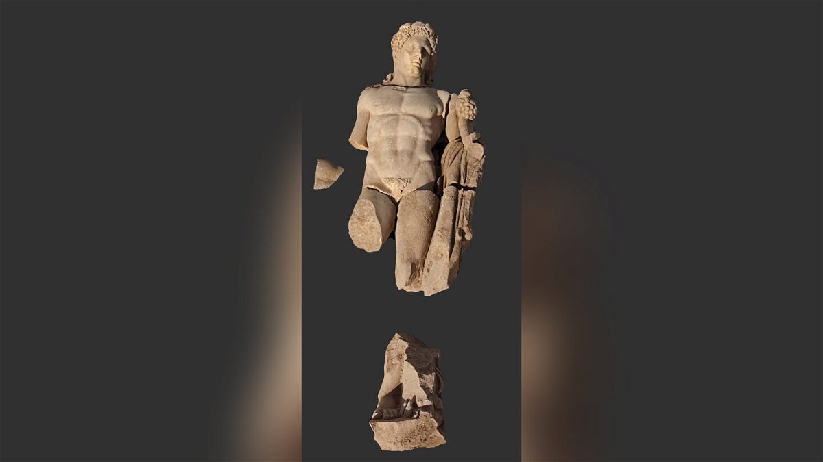 <i>Ministry of Culture</i><br/>Top photo: Researchers at Aristotle University of Thessaloniki discovered a statue of the Roman hero Hercules