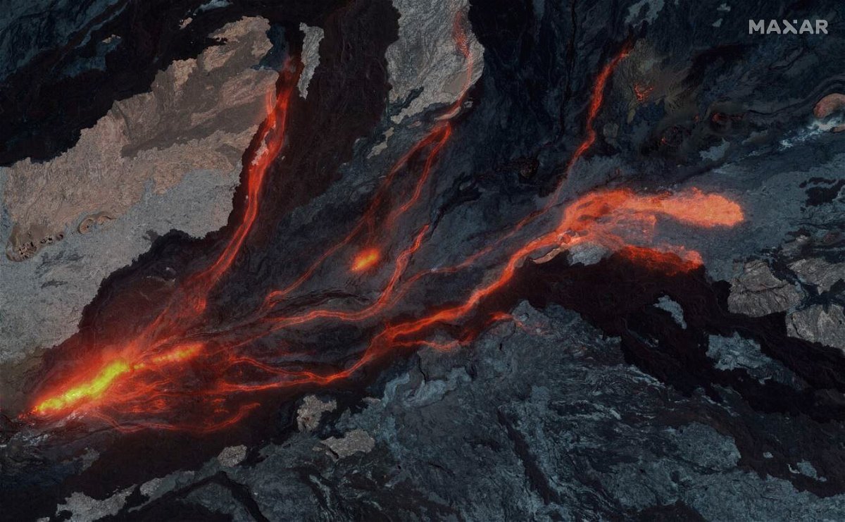 <i>Maxar Technologies</i><br/>Maxar satellite images of Mauna Loa volcano eruption.
