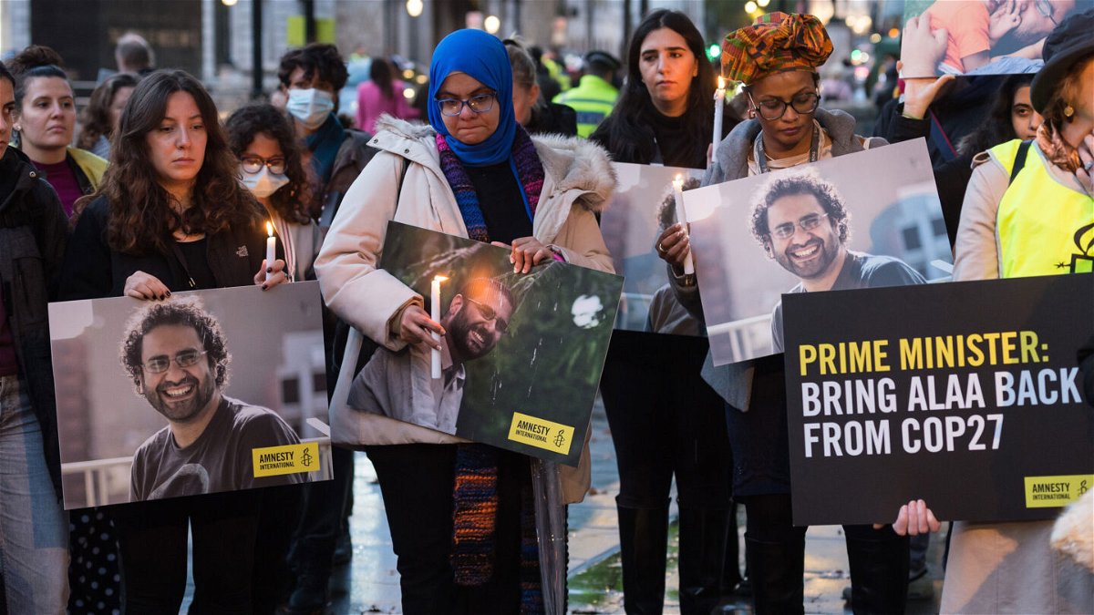 <i>Wiktor Szymanowicz/Anadolu Agency via Getty Images</i><br/>Alaa Abd El-Fattah's supporters take part in a candlelight vigil outside London's Downing Street on November 6.