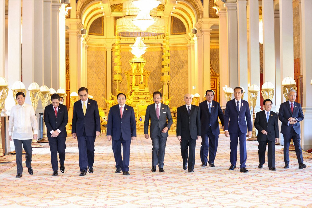 Leaders of Southeast Asian nations make courtesy call to Cambodia's king before a summit in Phnom Penh on November 10.