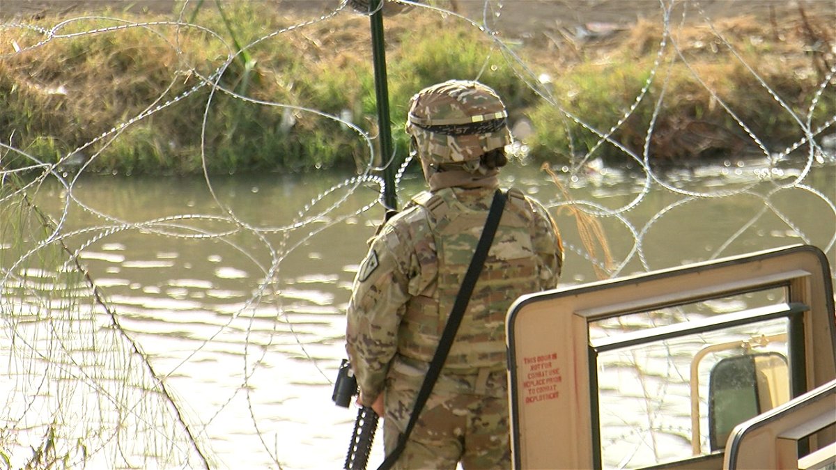 La Guardia Nacional de Texas monta alambre de púas a lo largo de la frontera entre Estados Unidos y México