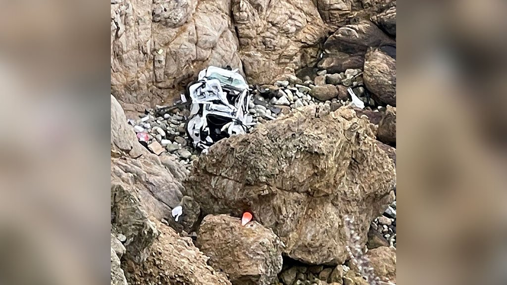 Tesla Plunges 250 Feet Off A California Cliff All 4 Occupants Survive Kvia 
