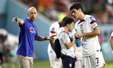 Gregg Berhalter talks to Gio Reyna during the World Cup round of 16 match against the Netherlands.