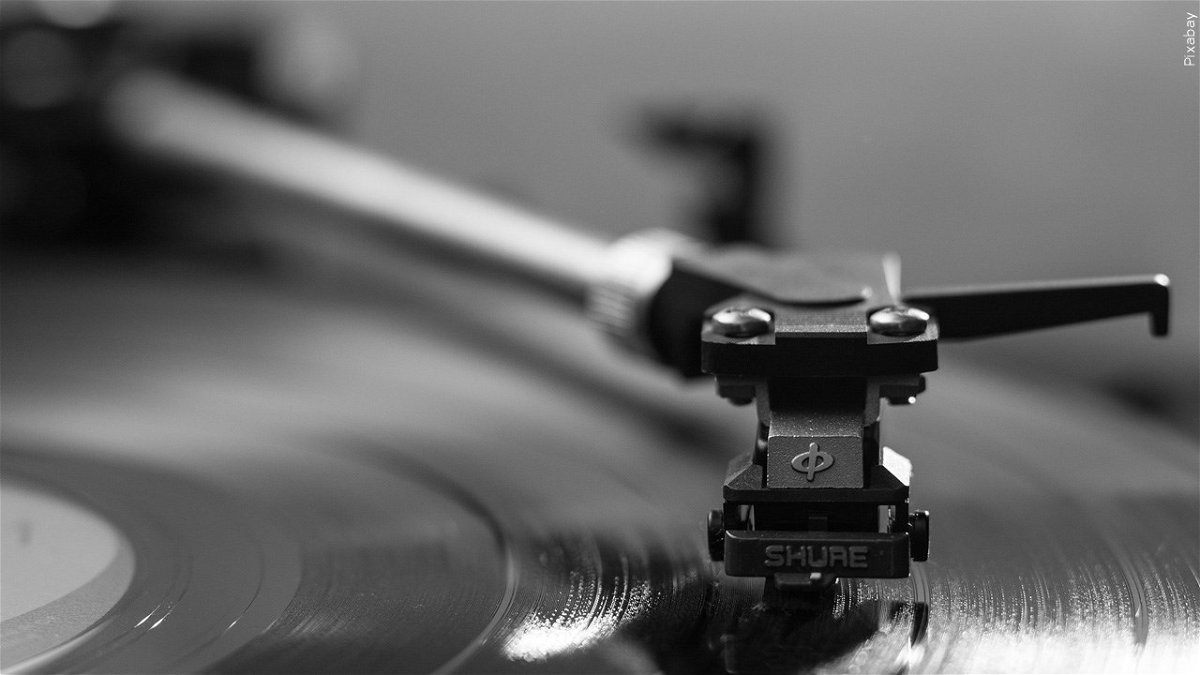 Vinyl records outsell CDs for first time in decades - BBC News