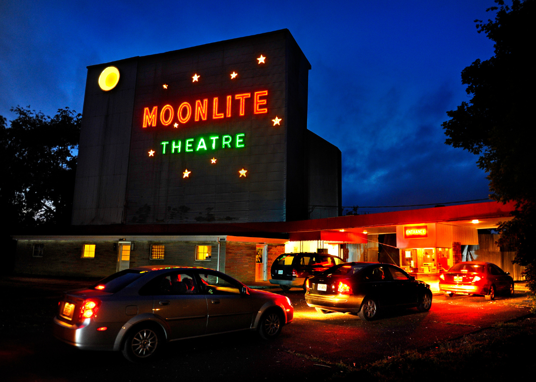 Theater drive. Автокинотеатр. Театр драйв. Drive-in Theater. Фото автокинотеатра красочная.