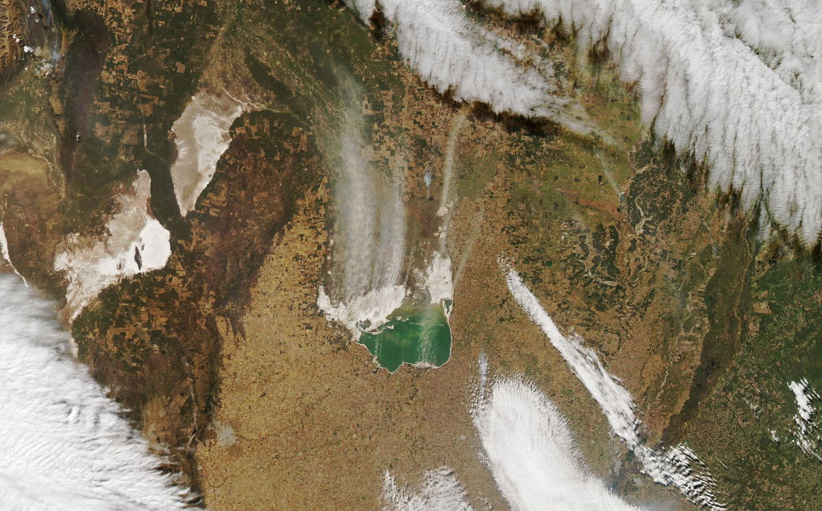 <i>NASA</i><br/>Dust streaming from Mar Chiquita Lake