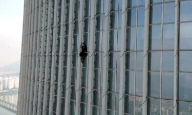 A British man climbs South Korea's tallest building