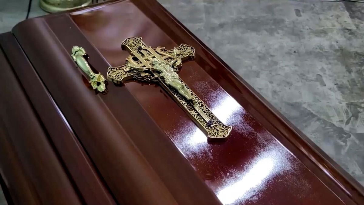 <i>ECUAVISA</i><br/>A 76-year-old woman who was declared dead at a hospital in Ecuador was found to be alive and knocking on her coffin during her own wake in the city of Babahoyo.