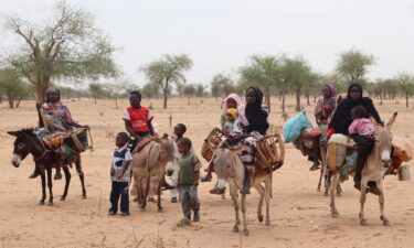 Sudanese refugees cross into Chad on May 1