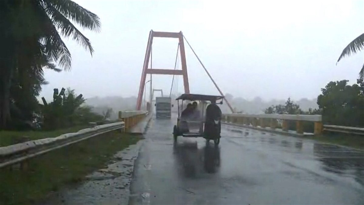 <i>CNN Philippines</i><br/>Vehicles battle harsh gusts along a bridge in Cagayan province