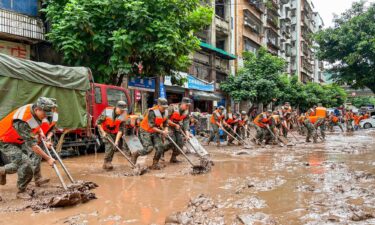 Police clean up silt in Chongqing