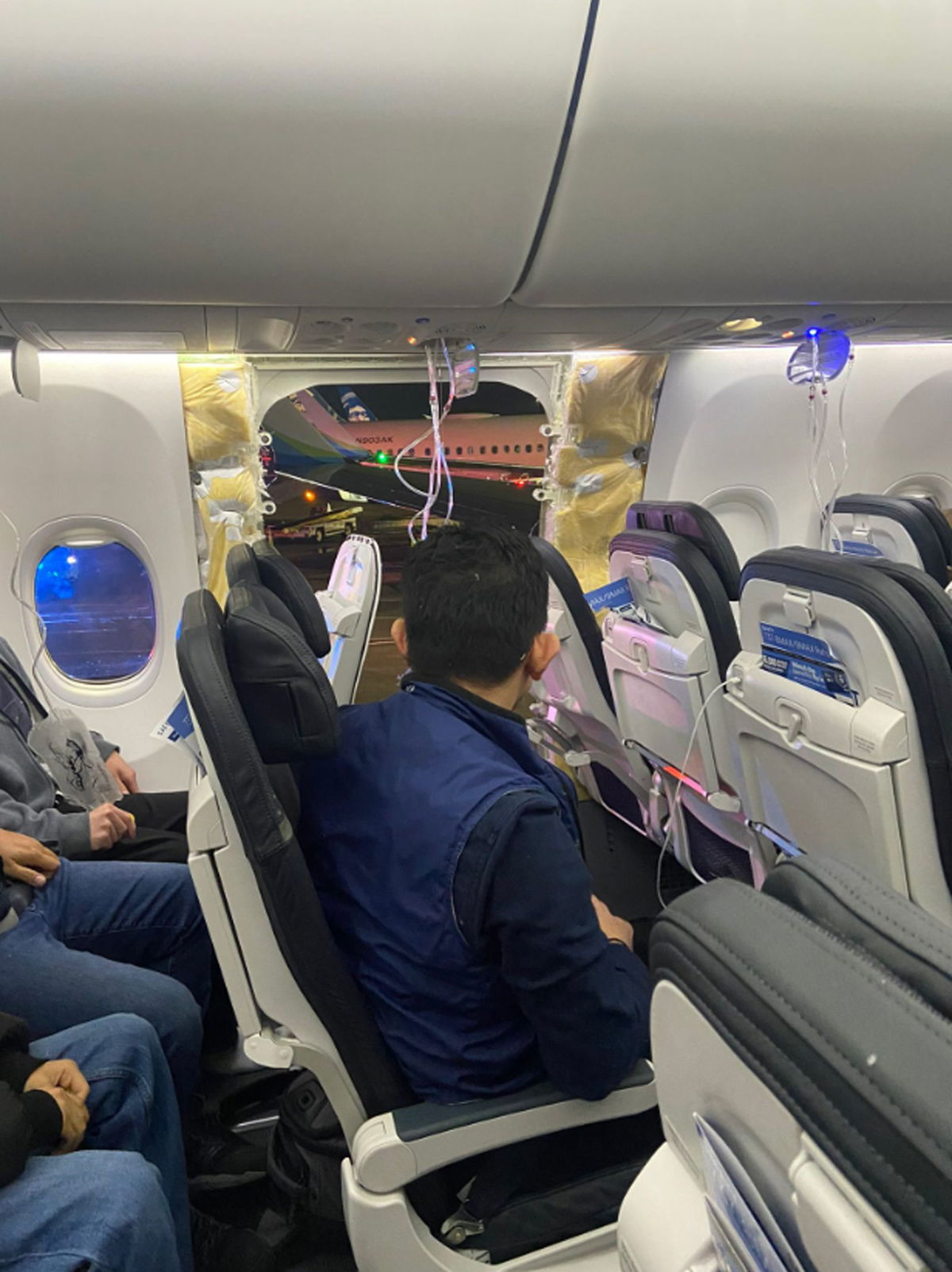 Fist fight on Southwest Airlines breaks out between 2 men mid-air from  Oakland to Kauai - ABC7 New York