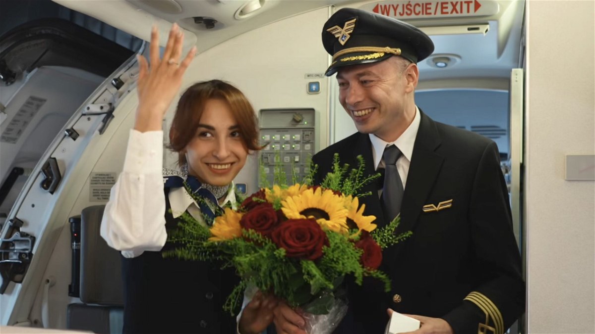 A captain proposed to a flight attendant aboard a flight to Kraków
